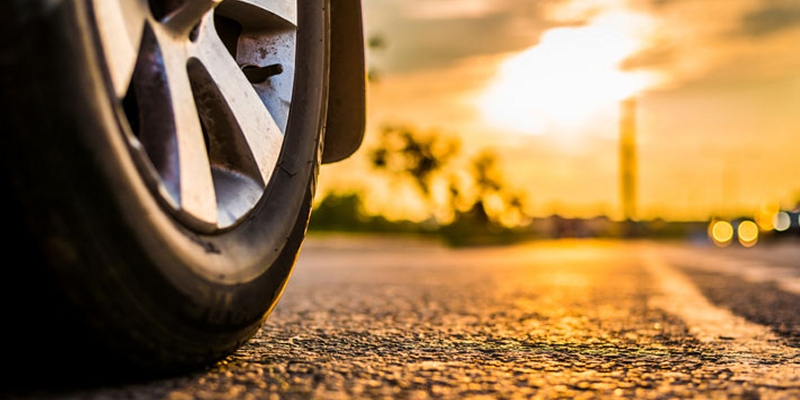 ¿Sabías que el calor afecta negativamente a tus neumáticos?